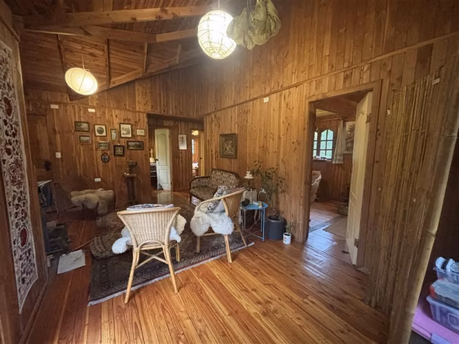 CASA CON ESTERO , BOSQUE Y ARBOLES FRUTALES EN VILLARRICA