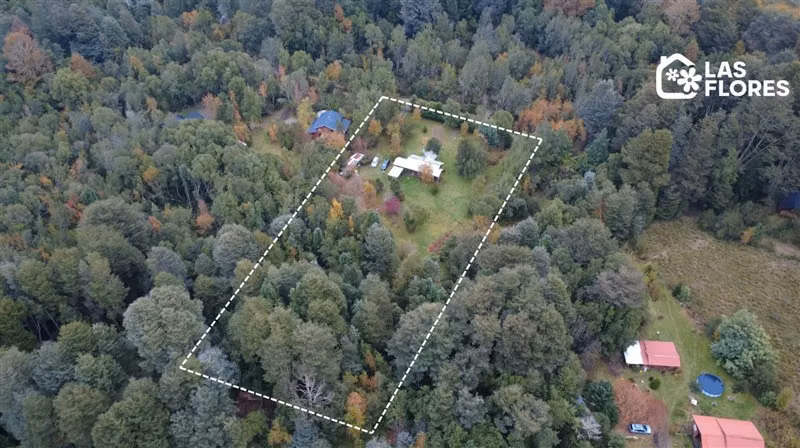 CASA CON ESTERO , BOSQUE Y ARBOLES FRUTALES EN VILLARRICA