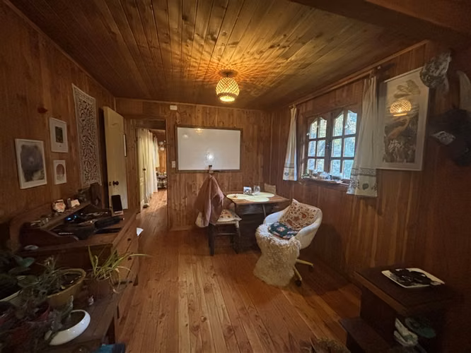 CASA CON ESTERO , BOSQUE Y ARBOLES FRUTALES EN VILLARRICA