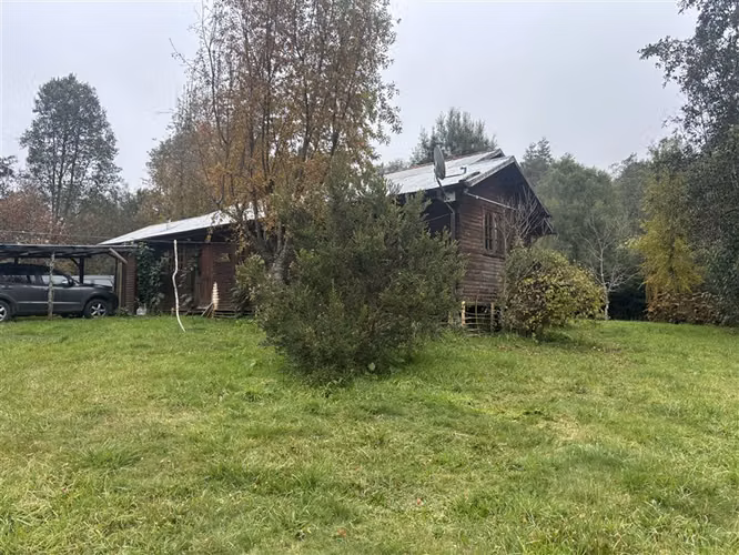 CASA CON ESTERO , BOSQUE Y ARBOLES FRUTALES EN VILLARRICA