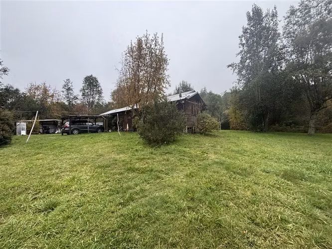 CASA CON ESTERO , BOSQUE Y ARBOLES FRUTALES EN VILLARRICA