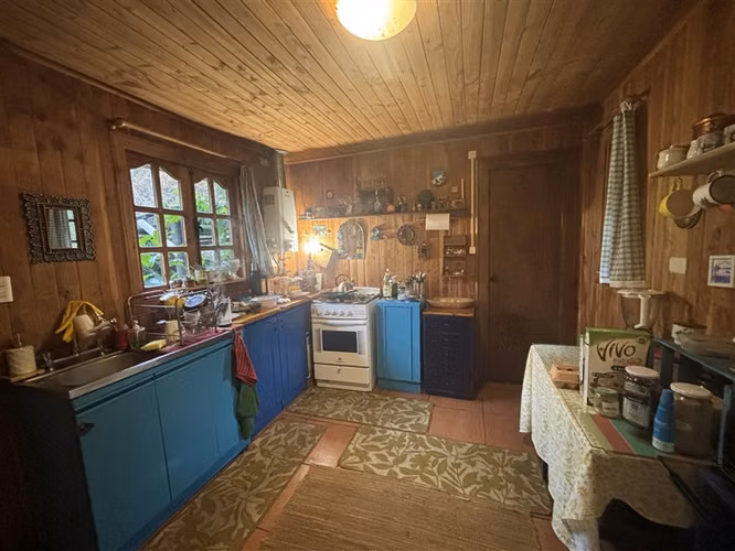 CASA CON ESTERO , BOSQUE Y ARBOLES FRUTALES EN VILLARRICA