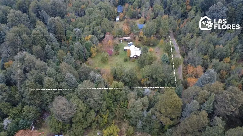 CASA CON ESTERO , BOSQUE Y ARBOLES FRUTALES EN VILLARRICA