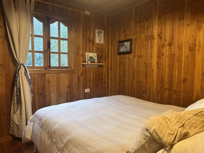 CASA CON ESTERO , BOSQUE Y ARBOLES FRUTALES EN VILLARRICA