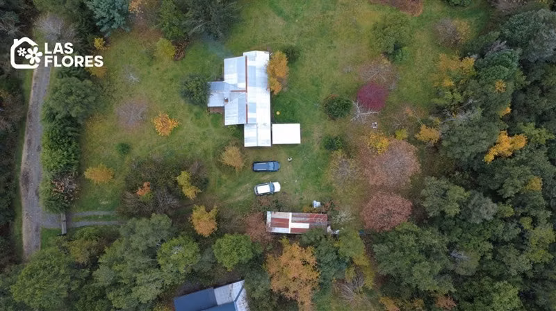 CASA CON ESTERO , BOSQUE Y ARBOLES FRUTALES EN VILLARRICA