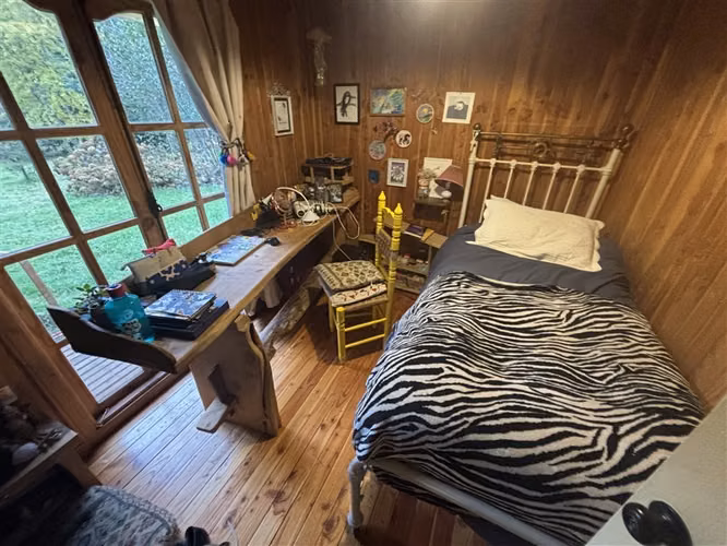 CASA CON ESTERO , BOSQUE Y ARBOLES FRUTALES EN VILLARRICA