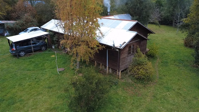 CASA CON ESTERO , BOSQUE Y ARBOLES FRUTALES EN VILLARRICA