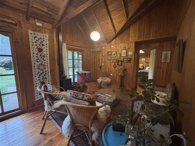 CASA CON ESTERO , BOSQUE Y ARBOLES FRUTALES EN VILLARRICA