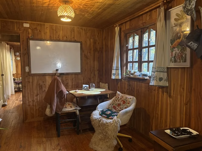 CASA CON ESTERO , BOSQUE Y ARBOLES FRUTALES EN VILLARRICA