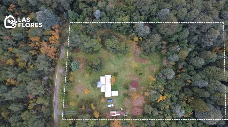 CASA CON ESTERO , BOSQUE Y ARBOLES FRUTALES EN VILLARRICA