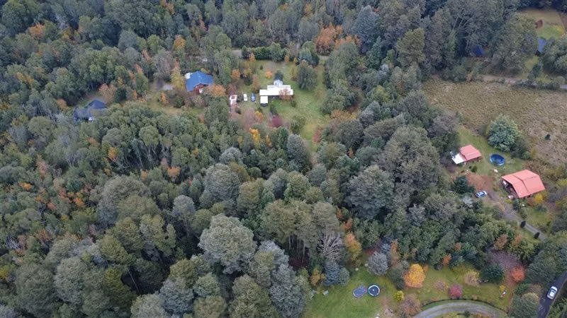 CASA CON ESTERO , BOSQUE Y ARBOLES FRUTALES EN VILLARRICA