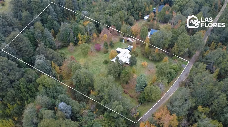 CASA CON ESTERO , BOSQUE Y ARBOLES FRUTALES EN VILLARRICA