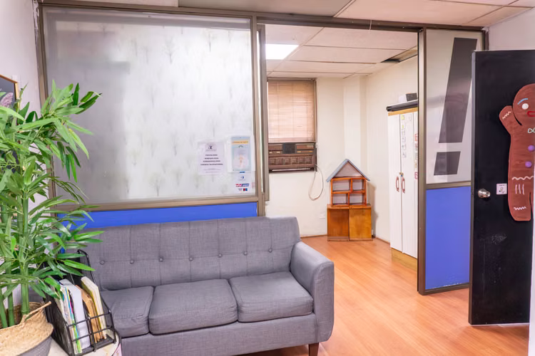 Arriendo de oficina 2 privados, 2 baños y recepción, en Morandé