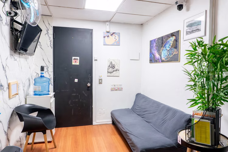 Arriendo de oficina 2 privados, 2 baños y recepción, en Morandé