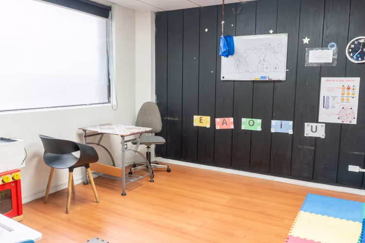 Arriendo de oficina 2 privados, 2 baños y recepción, en Morandé