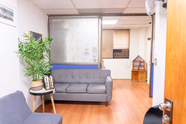 Arriendo de oficina 2 privados, 2 baños y recepción, en Morandé