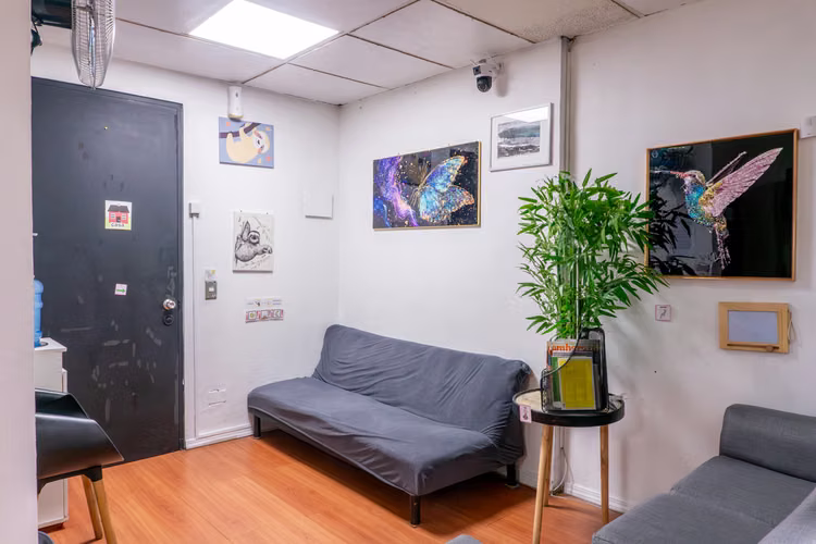 Arriendo de oficina 2 privados, 2 baños y recepción, en Morandé