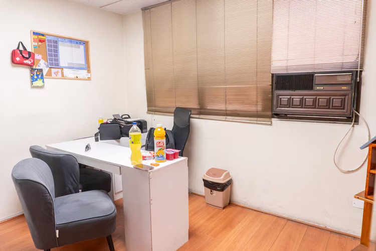 Arriendo de oficina 2 privados, 2 baños y recepción, en Morandé