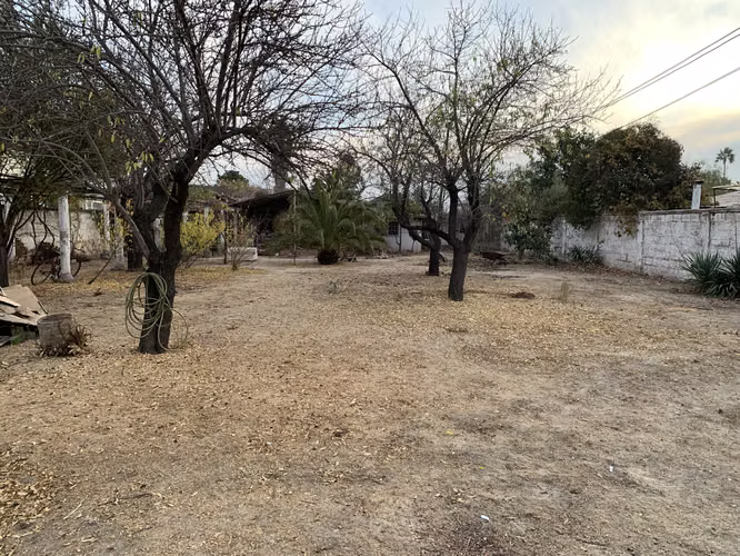 Arriendo Terreno con casa en mal estado de conservación, Comercial 1000 m2   $1.200.000.-