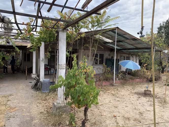 Arriendo Terreno con casa en mal estado de conservación, Comercial 1000 m2   $1.200.000.-