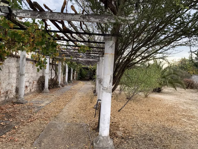 Arriendo Terreno con casa en mal estado de conservación, Comercial 1000 m2   $1.200.000.-