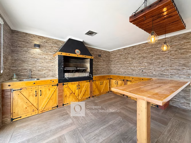 CASA DE 2 PISOS EN CONDOMINIO REMODELADA 3 HAB 3 BA 2 E