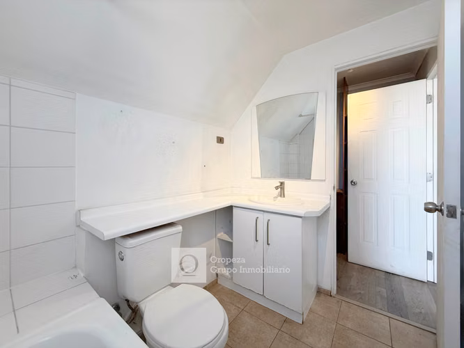 CASA DE 2 PISOS EN CONDOMINIO REMODELADA 3 HAB 3 BA 2 E