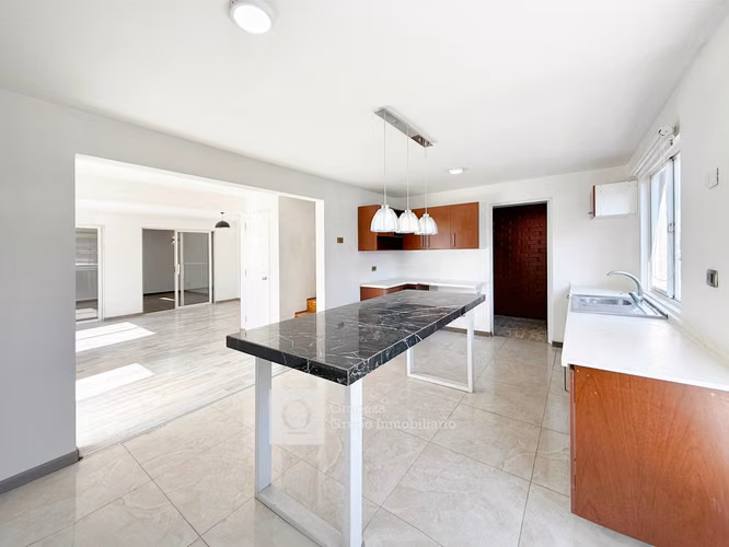 CASA DE 2 PISOS EN CONDOMINIO REMODELADA 3 HAB 3 BA 2 E