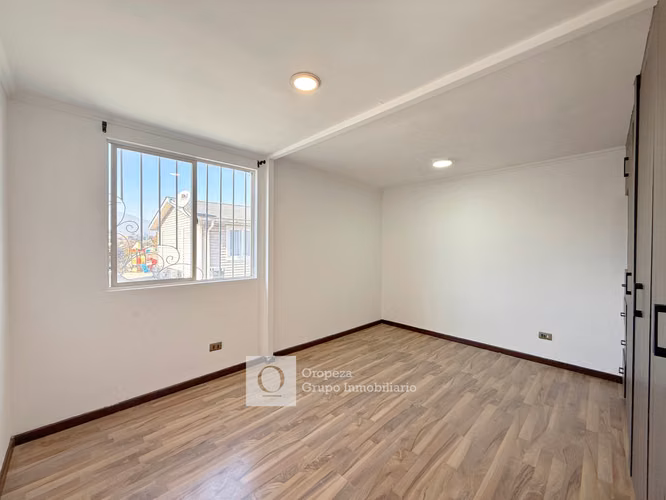 CASA DE 2 PISOS EN CONDOMINIO REMODELADA 3 HAB 3 BA 2 E