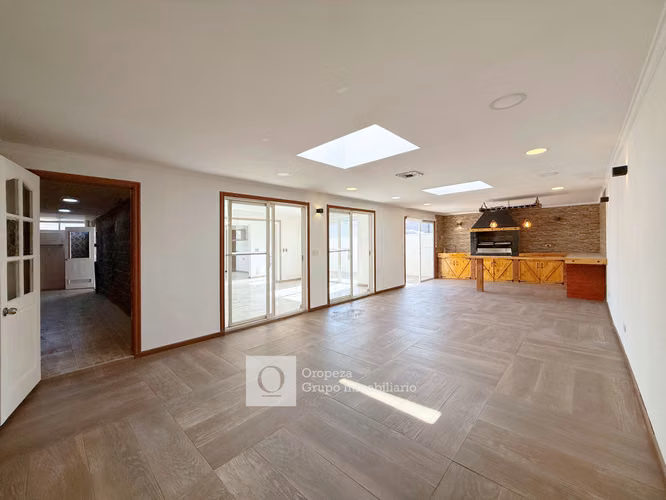 CASA DE 2 PISOS EN CONDOMINIO REMODELADA 3 HAB 3 BA 2 E
