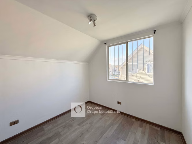 CASA DE 2 PISOS EN CONDOMINIO REMODELADA 3 HAB 3 BA 2 E
