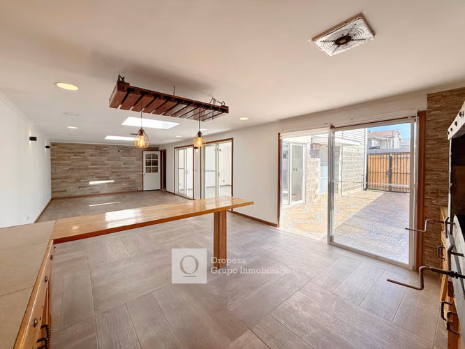 CASA DE 2 PISOS EN CONDOMINIO REMODELADA 3 HAB 3 BA 2 E