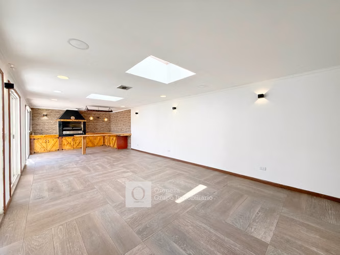 CASA DE 2 PISOS EN CONDOMINIO REMODELADA 3 HAB 3 BA 2 E