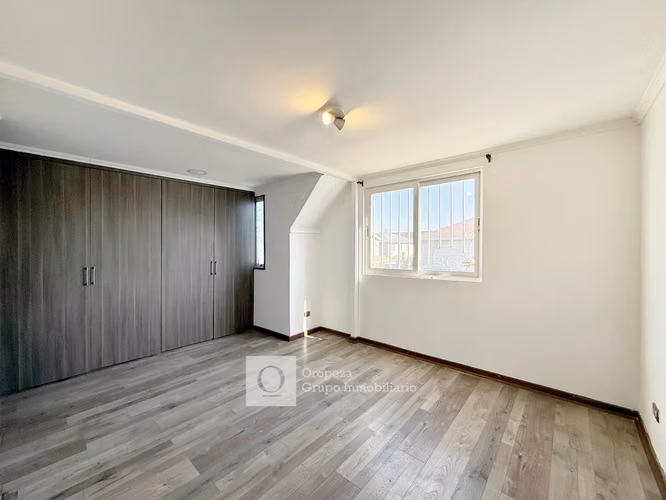 CASA DE 2 PISOS EN CONDOMINIO REMODELADA 3 HAB 3 BA 2 E