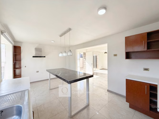 CASA DE 2 PISOS EN CONDOMINIO REMODELADA 3 HAB 3 BA 2 E
