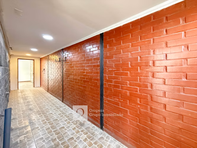 CASA DE 2 PISOS EN CONDOMINIO REMODELADA 3 HAB 3 BA 2 E