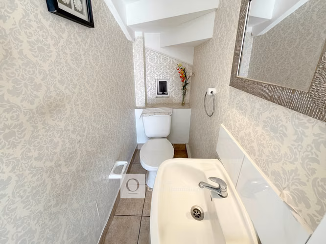 CASA DE 2 PISOS EN CONDOMINIO REMODELADA 3 HAB 3 BA 2 E