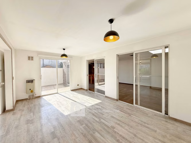CASA DE 2 PISOS EN CONDOMINIO REMODELADA 3 HAB 3 BA 2 E