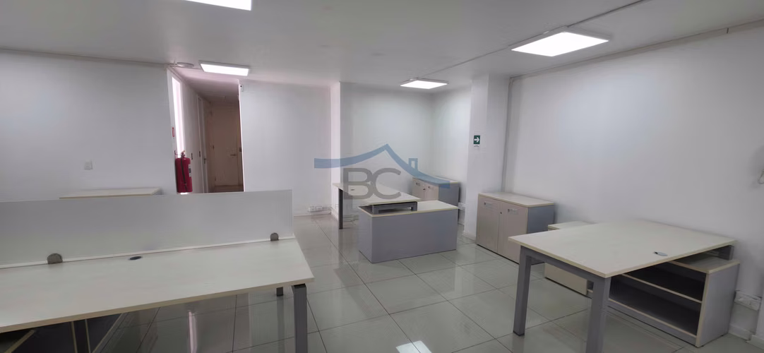 Se arrienda oficina en Avenida Brasil. (164566)