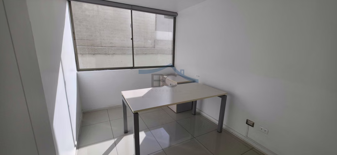 Se arrienda oficina en Avenida Brasil. (164566)