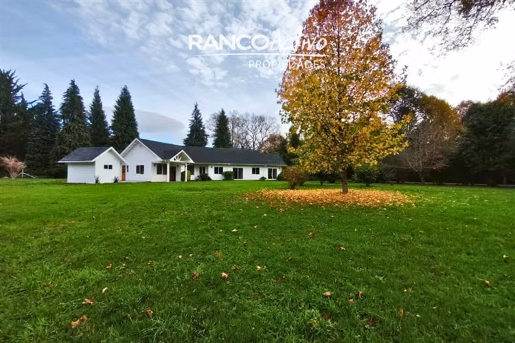 Hermosa y renovada casa Condominio Miraflores 5D 4B Valdivia