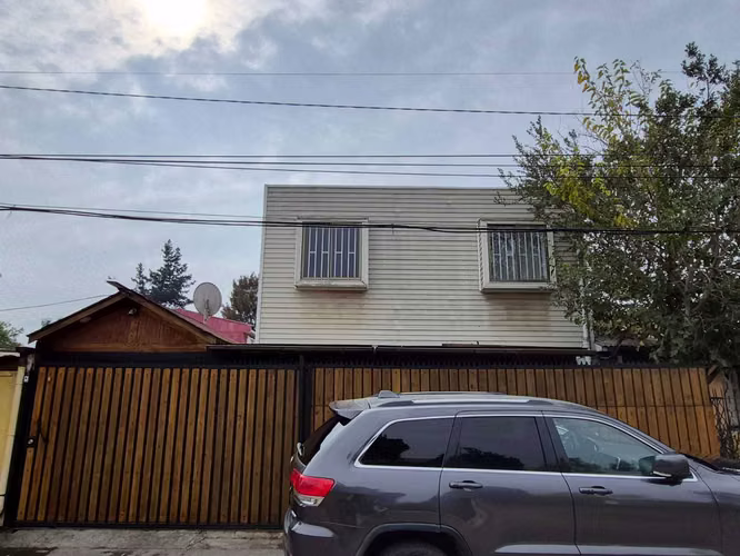 Amplia Casa 202 M² 6D 3B + 3 Estac. (164576)