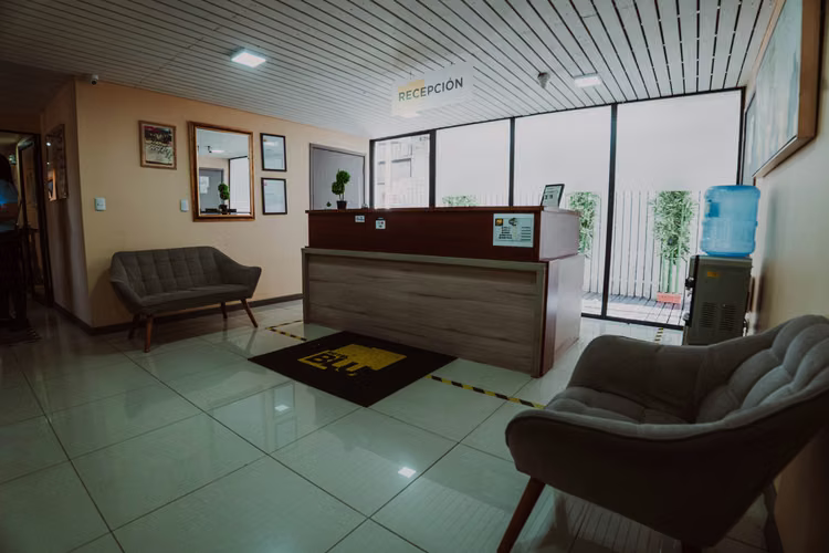 No arriendes una pieza si puedes vivir en un hotel por mes