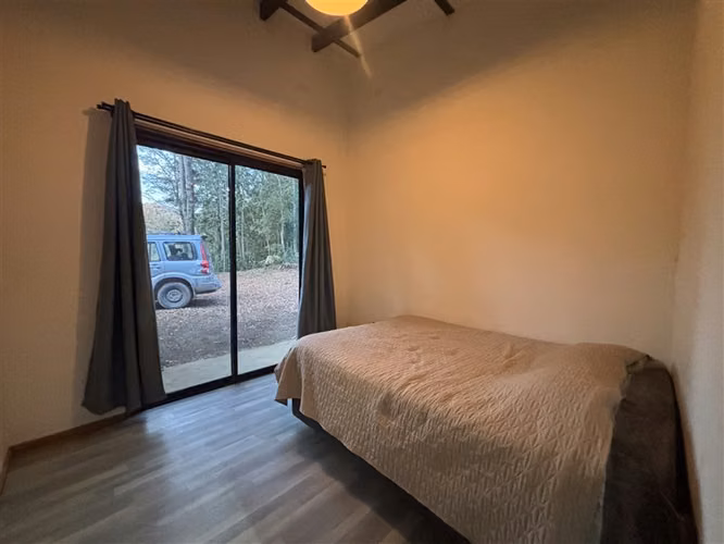 CASA INMERSA EN BOSQUE NATIVO
