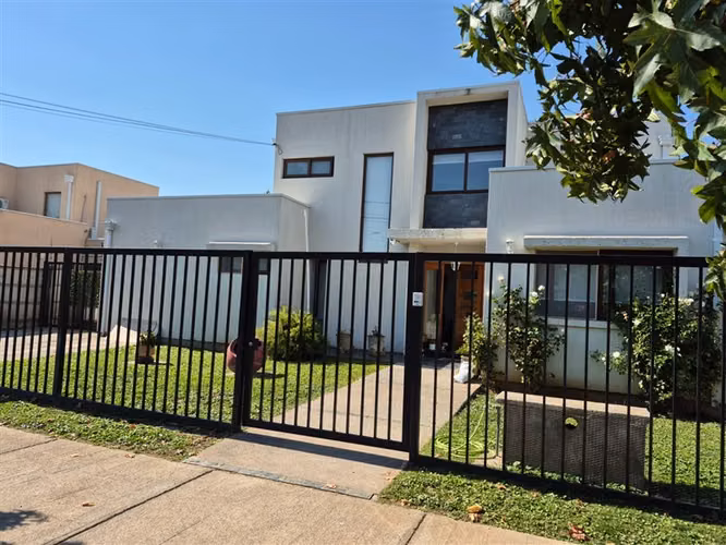 En venta casa mediterránea 4d 4b, piscina, Las Rastras Talca