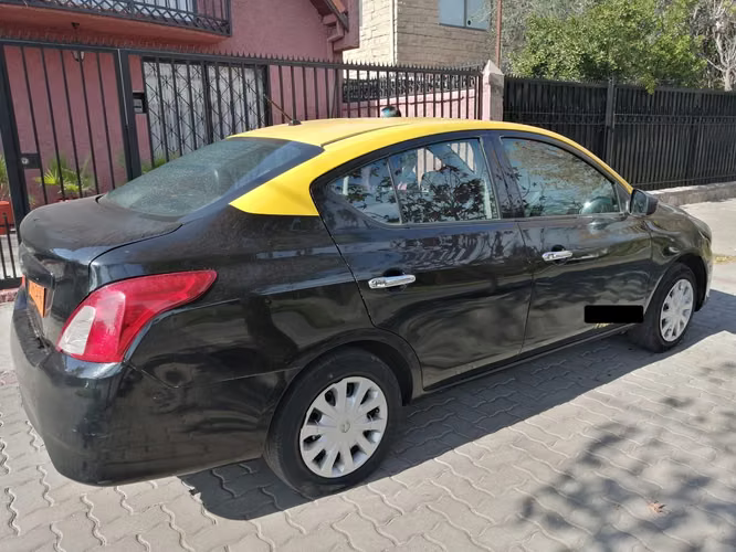Vendo Taxi básico Nissan Versa 2018 impecable listo para trabajar