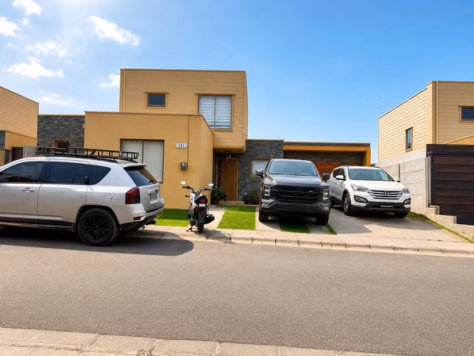 Arriendo hermosa casa 2 pisos, amplia, moderna y muy cómoda.