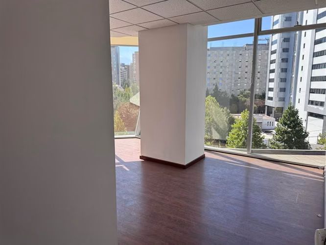 Oficina en mejor sector de negocios de Las Condes