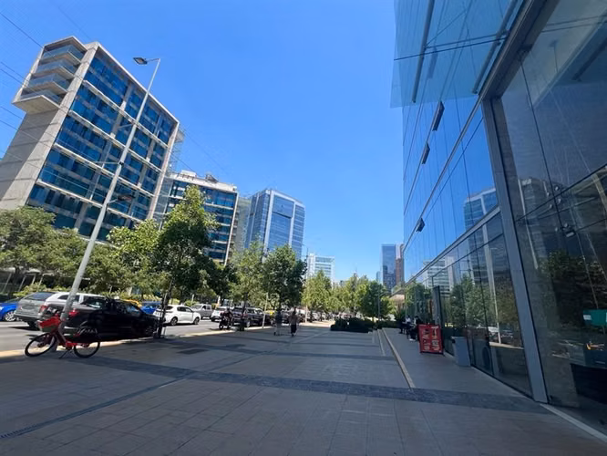 Oficina en mejor sector de negocios de Las Condes