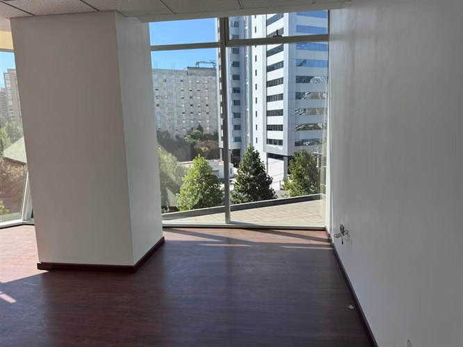 Oficina en mejor sector de negocios de Las Condes